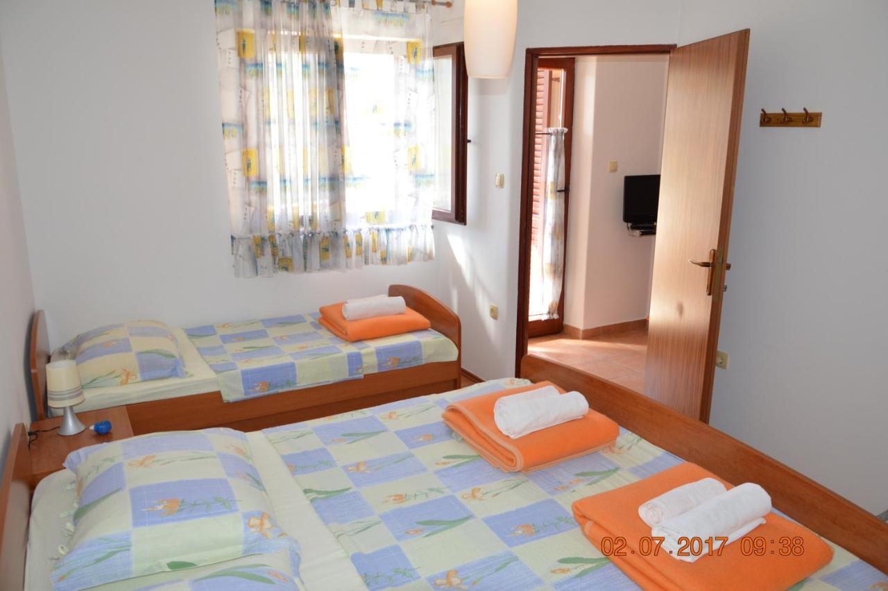 Apartments And Rooms By The Sea Jakisnica, Pag - 4160 Lun  Dış mekan fotoğraf
