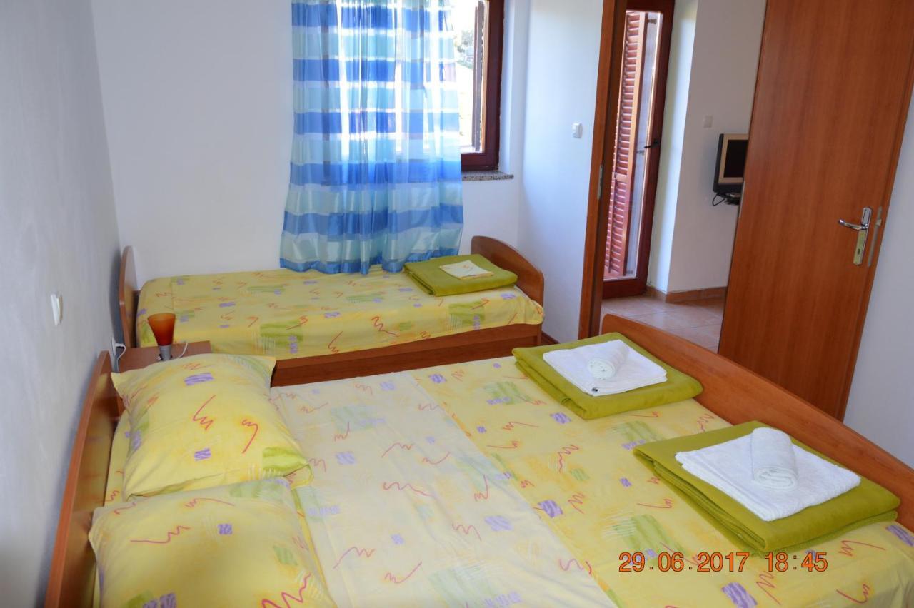 Apartments And Rooms By The Sea Jakisnica, Pag - 4160 Lun  Dış mekan fotoğraf