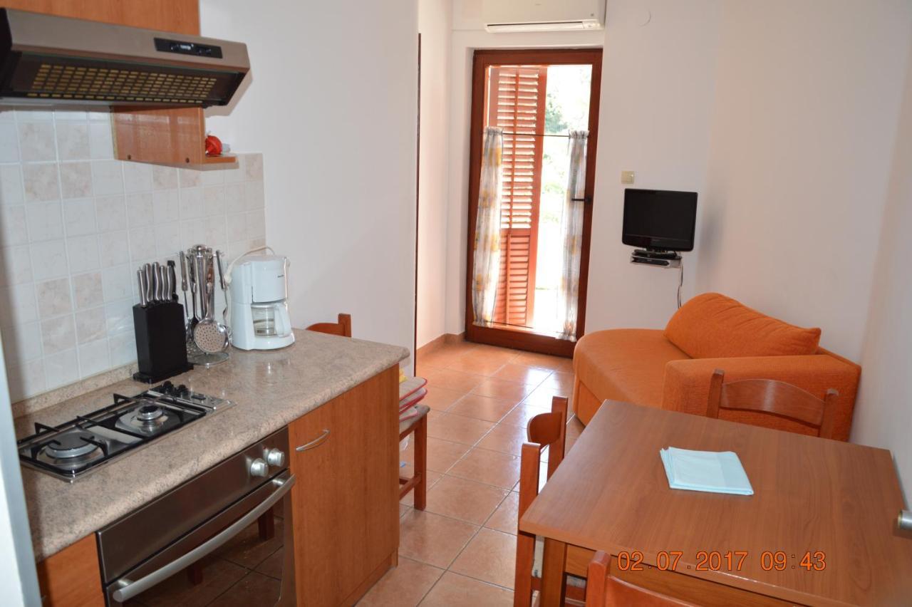 Apartments And Rooms By The Sea Jakisnica, Pag - 4160 Lun  Dış mekan fotoğraf